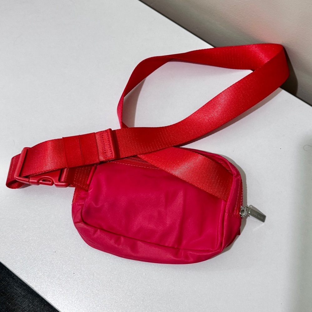 Lululemon Everywhere Raspberry Belt Bag - Picture 5 of 7